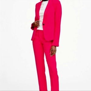 Hot pink Banana Republic pants with side back pockets.